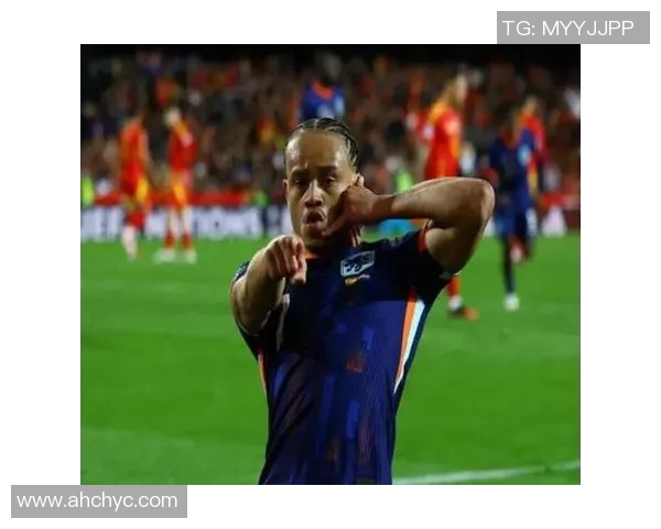 哈维西蒙斯：从青训新星到国际舞台的闪耀之星